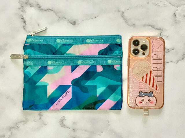 iPhone13Proと並べてみました。絶妙なサイズ感が◎