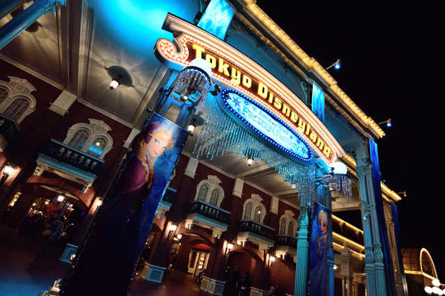 「アナとエルサのフローズンファンタジー」のボードから下がるつららが夜になると光り輝き綺麗です ©Disney