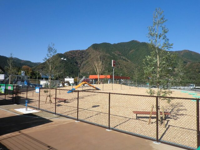 【中央自動車道・談合坂SA(上り線・下り線)】アジリティもあるドッグラン