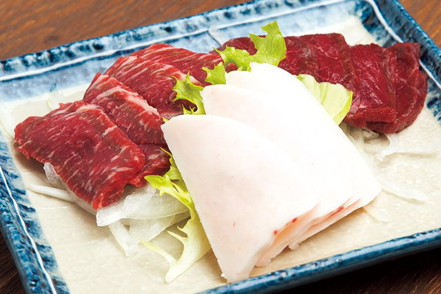 馬肉の名店／馬ん馬んいくどん（赤羽）　馬刺しの3点盛 1250円