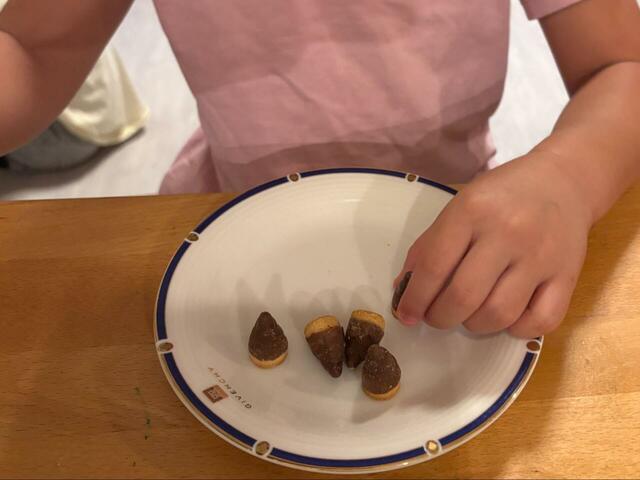 【コストコ 明治 たけのこの里】小さな手でたけのこの里をつまんで、美味しそうに食べていました!