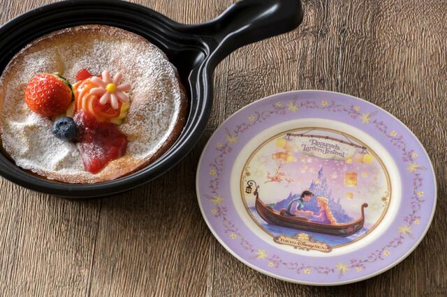 スウィーツエバーアフター（レモン＆ストロベリー）、スーベニアプレート付き 1,350円｜スナグリーダックリング｜「ラプンツェルの森」内レストラン｜東京ディズニーシー「ファンタジースプリングス」メニュー