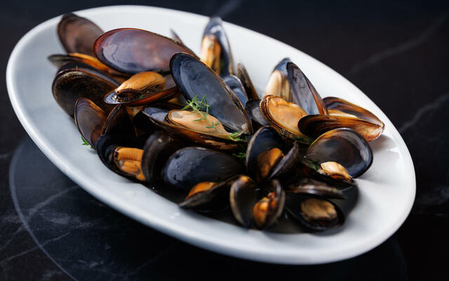 「ムール貝の白ワイン蒸し」＜期間：2026年1月4日～2月28日＞【【浅草ビューホテル】冬の澄んだ絶景とともにグリル料理など、100種類のブッフェメニューが味わえるウインターブッフェ開催中！】