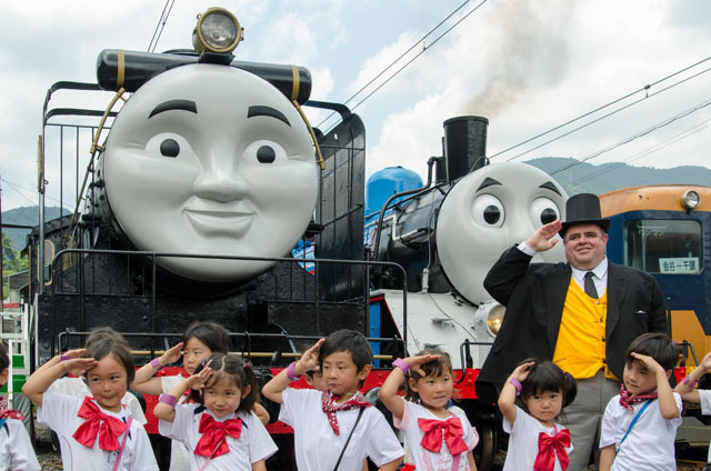 千頭駅にて「ヒロ」と「トーマス号」（2014年メディア向け公開イベントにて）