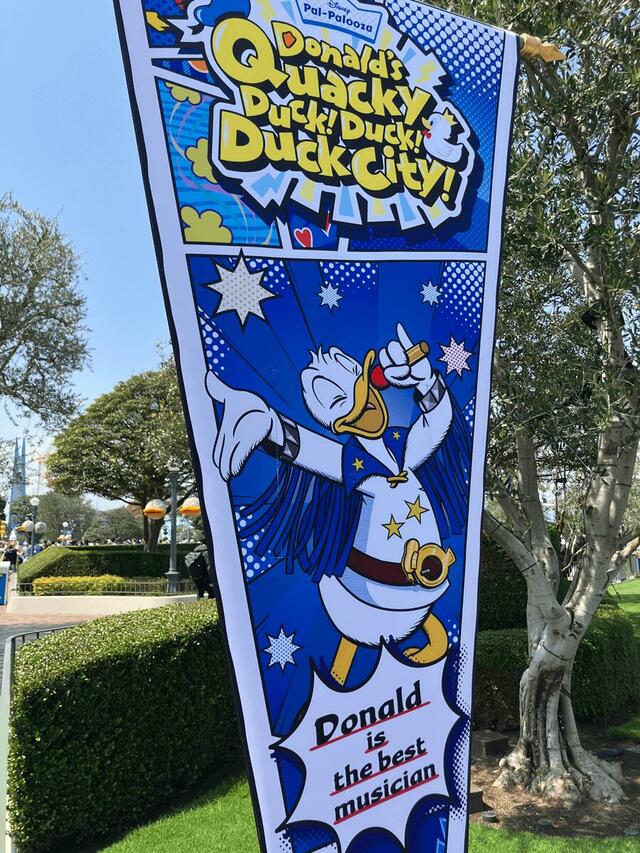現地のデコレーションのようす【「ディズニー・パルパルーザ“ドナルドのクワッキー・ダック!ダック!ダックシティ!”」】