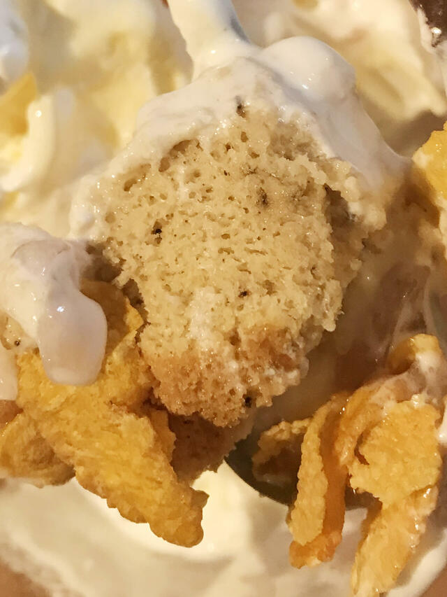 シフォンの下にはファミレスパフェの定番コーンフレークも鎮座。【びっくりドンキーのジョッキパフェ（ピーチ）】