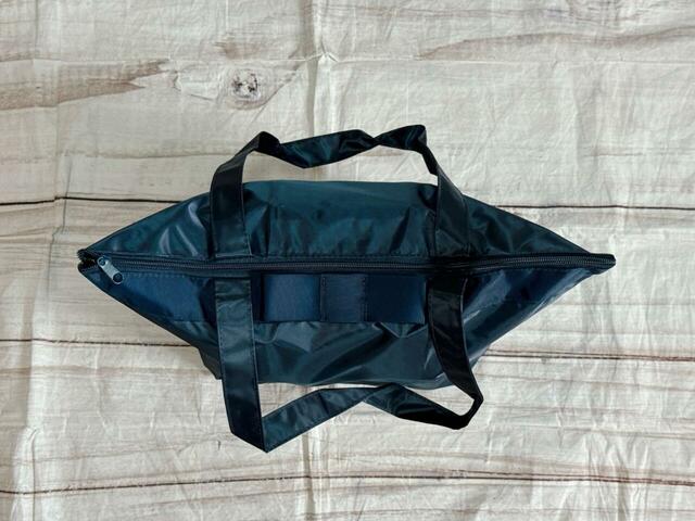 2Lのペットボトルを4本収納してもファスナーを閉じることができます