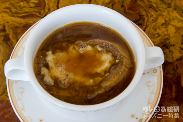 オニオンスープ チーズ風味のバゲットを添えて｜“クリスマス・ファンタジー”ディナーセット｜東京ディズニーランドホテル「ドリーマーズ・ラウンジ」