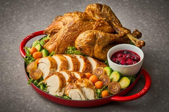 「ローストターキー クランベリーソース 旬野菜」＜期間：2025年12月20日～12月25日＞【心ときめくクリスマスメニュー＆こだわり料理がお出迎え！ホテルメトロポリタン「クリスマススペシャル ビュッフェ」で特別なひととき♪】