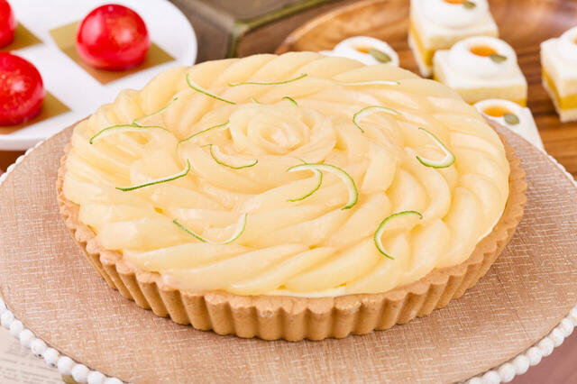 「【11月～12月】洋梨のタルト」＜期間：2025年10月1日～12月14日＞【ホテルメイドの“焼き立てシュガーバタークレープ”も好きなだけ♪秋の味覚を堪能できる「オータムスイーツブッフェ」開催】