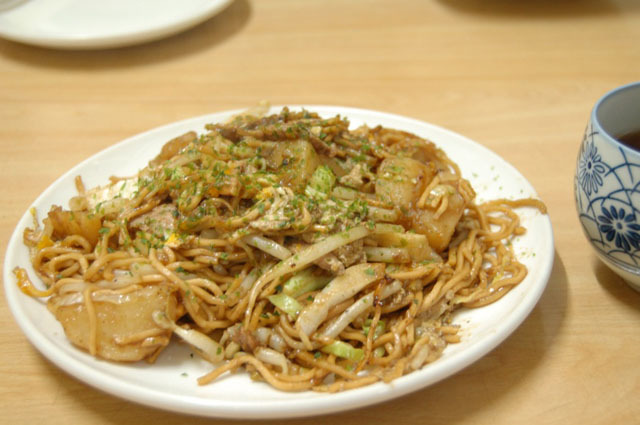 お好みでコショウをかける。少し多めにかけるのがツウの食べ方