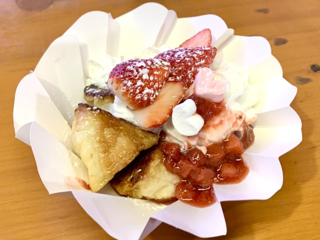 〈SHINMEI CAFE〉イチゴのフレンチトースト（800円）