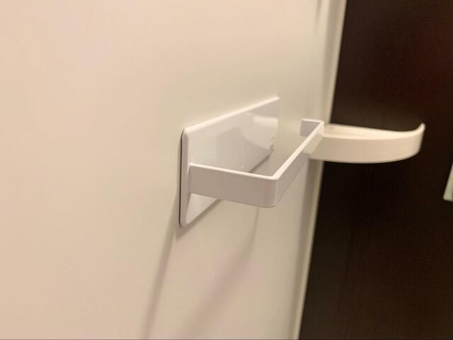 【tower マグネット バスルーム タオルハンガー】圧迫感が少ない薄型デザイン