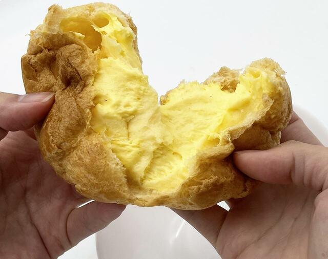 【ミニストップ】「濃厚カスタードシュークリーム」を割ったところ