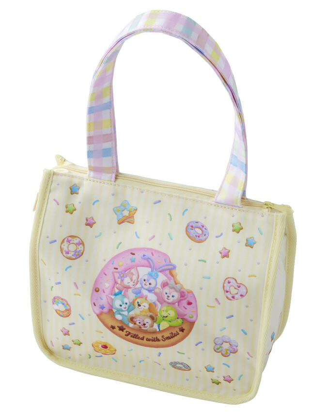 スーベニアランチケース 対象メニューにプラス1,300円｜東京ディズニーシー「ダッフィー＆フレンズのフィルド・ウィズ・ジョイ！」スペシャルメニュー｜販売店舗：東京ディズニーシー「ミゲルズ・エルドラド・キャンティーナ」｜販売期間：2025年7月3日（木）〜8月27日（水）