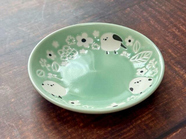 サイズは約直径10cm×高さ2cm。和菓子などを入れてもかわいいサイズ感