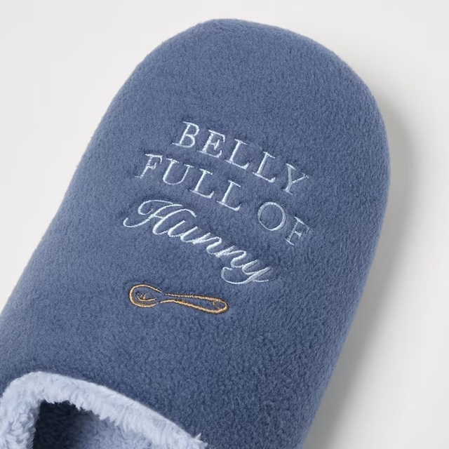 フリースルームシューズ｜1,500円｜ユニクロUT「くまのプーさんコレクション」