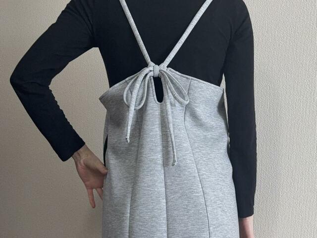 【coca ソフトスウェット サイドラインキャミワンピース】背中で肩紐をリボン結びできるようになっていて、フェミニンな雰囲気をプラスできます♪