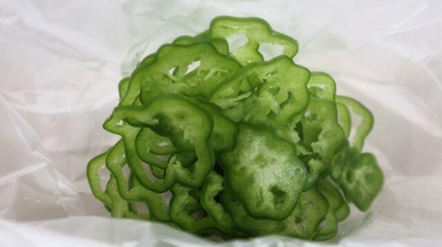 【ニトリ 1台10役スライサーセット・長方形】スライス後、1分で見事な花形になったピーマン