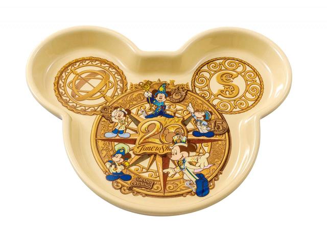 「東京ディズニーシー20周年：タイム・トゥ・シャイン！」コーヒークリームタルト、スーベニアプレート付き 900円｜ホライズンベイ・レストラン