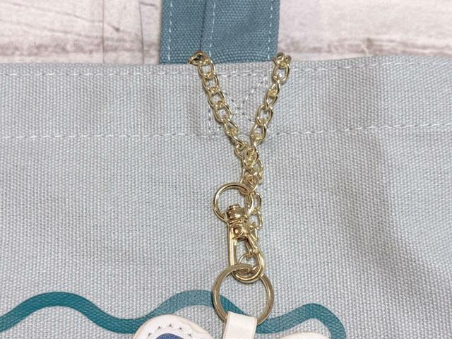 チャームにはゴールドのチェーン付きで取り外し可能！
