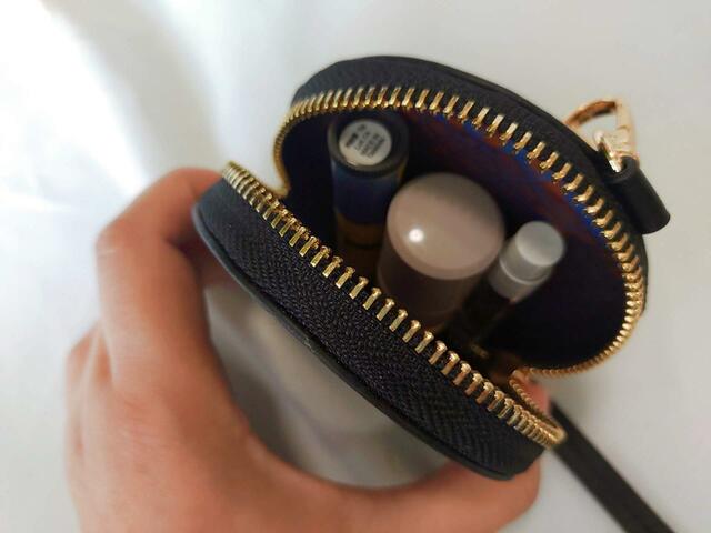 ミニサイズのコスメが入る大きさ