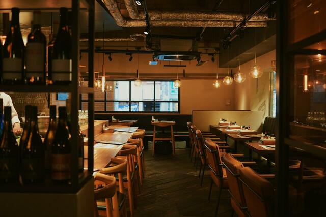 「店舗内観」【“どう考えてもデカすぎる”牡蠣フライ】