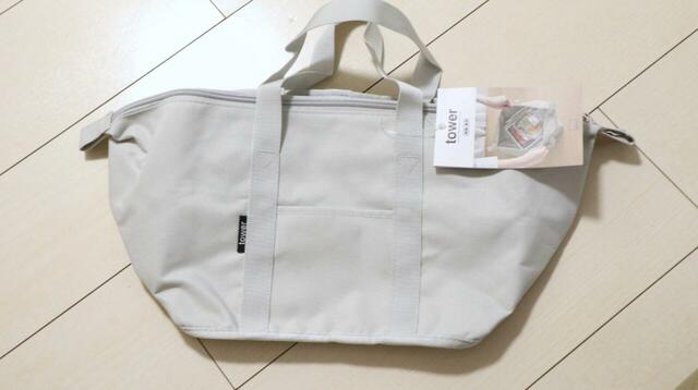 【山崎実業 tower スーパー・コンビニ弁当がそのまま入る 洗えるお弁当バッグ】サイズは（約）約幅51×高さ25×マチ18cm。カラーはブラックとライトグレーがあります   