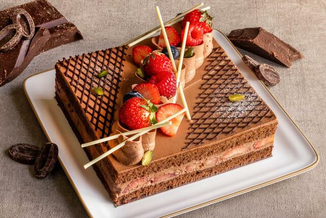 「チョコレートショートケーキ（苺サンド）」＜期間：2025年10月1日〜11月27日＞【“栗・芋・かぼちゃ×濃厚ショコラ”の魅惑のスイーツの饗宴♪ナイトスイーツブッフェ「Sweets Parade」で秋の夜長を大満喫！】