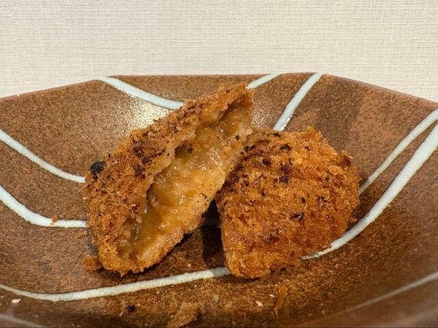 【ロピア 5種の具入りすきやきコロッケ】割ってみると醤油ベースのすきやき風あんがぎっしり、ソースなしでもしっかり味がついているのでそのままでも十分おいしいです◎