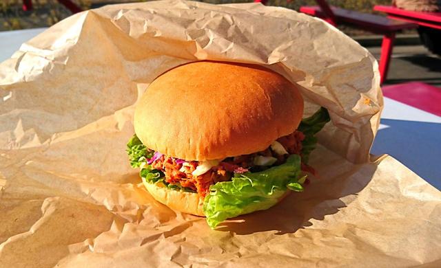 【コストコ　プルドポークバーガー　680円】お肉はもちろん、野菜もたっぷりなのが嬉しい