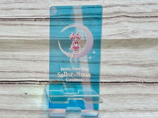 キラキラ光を集めるオーロラカラーがキュート!【3COINS×セーラームーン】スマホスタンド (B)/330円(税込)