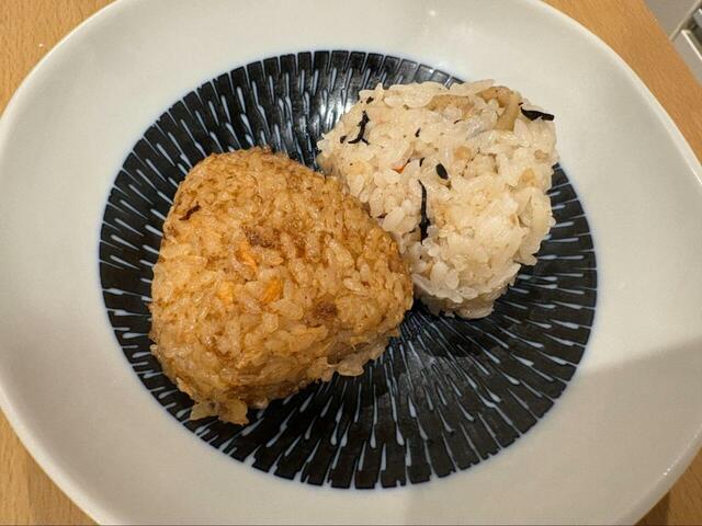 【ロピア おかか焼きおにぎり(鮭入り)&鶏五目おにぎり(6個入り】2種類を並べて比較!やさしい味わいの鶏五目と、甘辛いおかか焼きのバランスが楽しいセットです♪