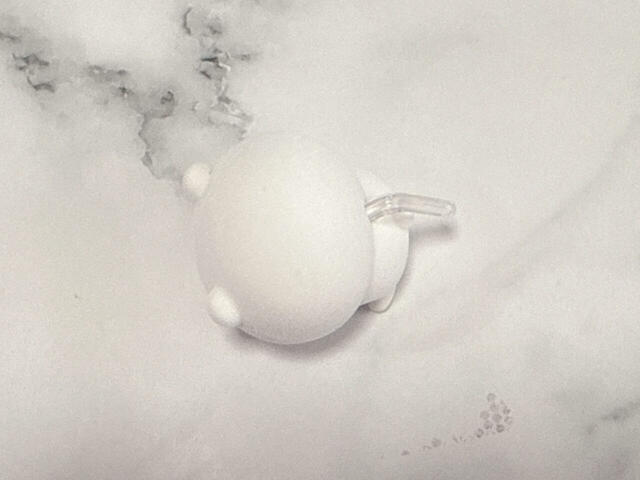 ちいかわの背中にある穴に支柱を差し込みます