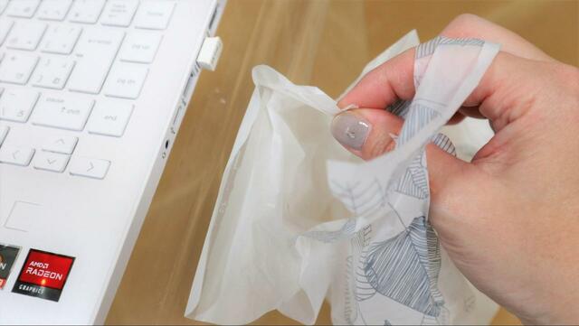 【ダイソー どこでもペタッとゴミ袋】穴から指を入れて接着面の端からめくると…