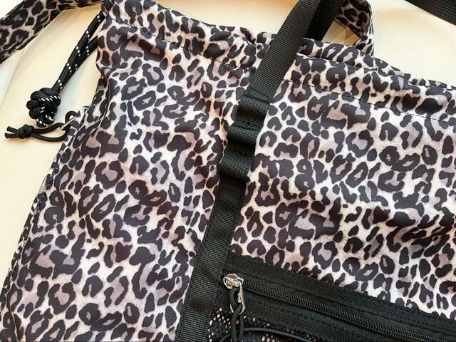 【niko and... オリジナルメッシュ2WAYナップサック】カラーはマルチとブラックの2種類。マルチは落ち着いたトーンのレオパード柄です