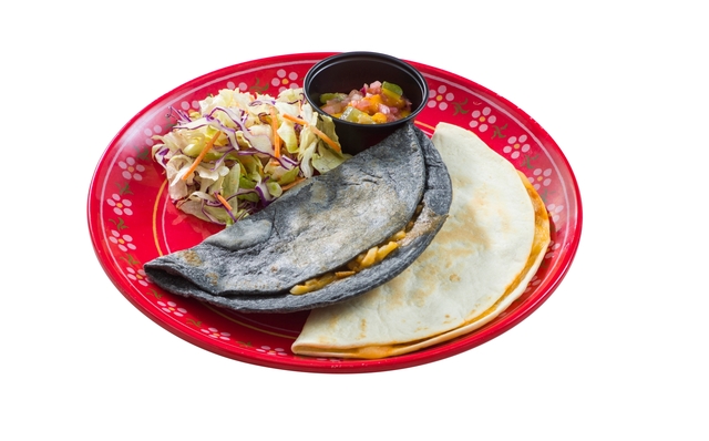 ケサディーヤ ¥970 ※スパイシーポークとポテト、シュリンプとツナ、ベジタブル添え【販売店舗】ミゲルズ・エルドラド・キャンティーナ｜2018年東京ディズニーシー「ディズニー・パイレーツ・サマー」スペシャルメニュー