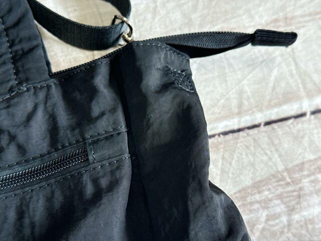 素材はナイロン。シャカシャカした手触りの生地