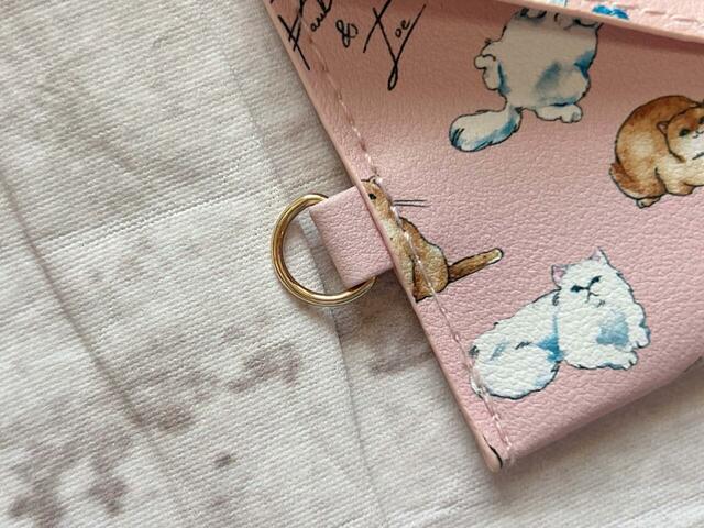 サイドにDカン付きなので、ストラップやボールチェーンをつければバッグなどにつけられます