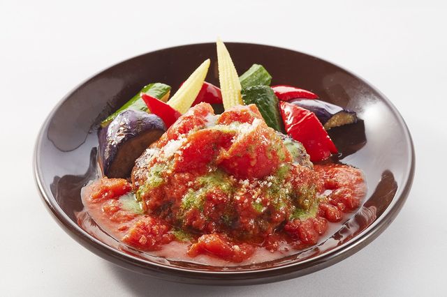 和牛の旨み！豪州産プレミアムビーフ100％ハンバーグ＜夏野菜とトマトバジルソース＞　