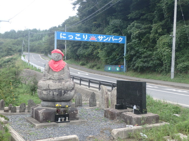 ツール・ド・東北2015／北上エイドのある「にっこりサンパーク」には大きなお地蔵様が！