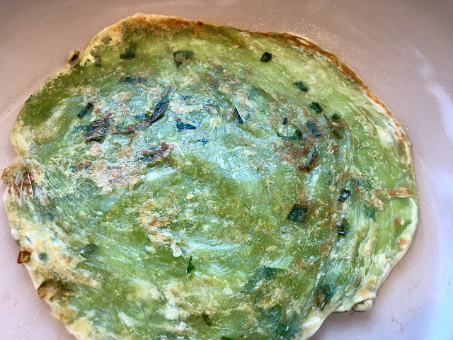 【業務スーパー　薄焼き餅（ほうれん草）】台湾夜市でお馴染みのローカルフード　ほうれん草が入っているので栄養も抜群