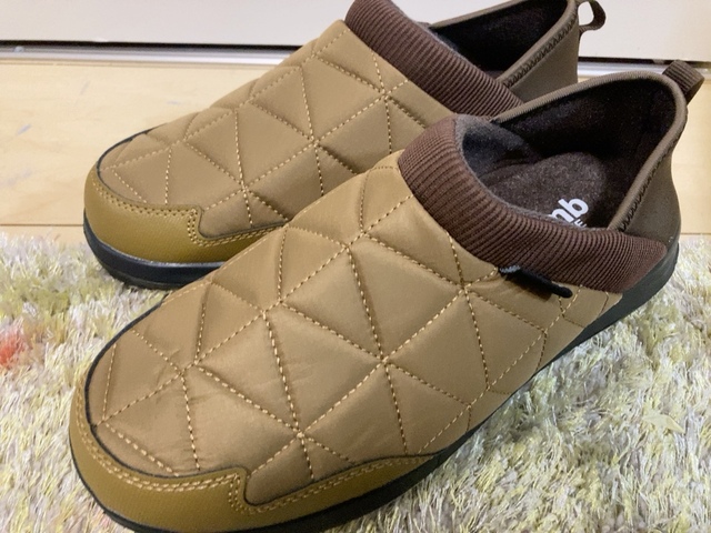 【ワークマン トレッドモックエコ】気軽に脱ぎ履きできるので、オフィスなど屋内専用の靴としても活用できそう