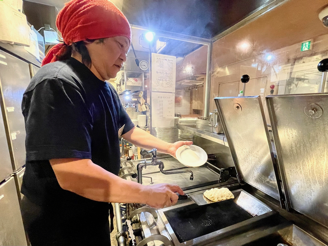 【渋谷餃子 新宿西口店】「この機械は餃子グリラーっていうです」と教えてくれました