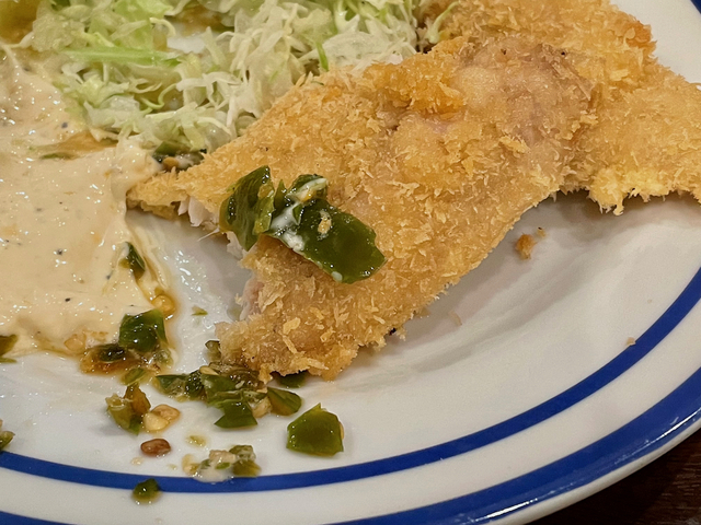 【トーキョーアジフライ】食べかけのアジフライに今月の薬味、青唐辛子の醤油漬けをつけてみた。ピリ辛でうまい