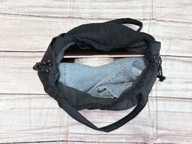 大きめサイズのデニムシャツも収納でき、想像以上の大容量！