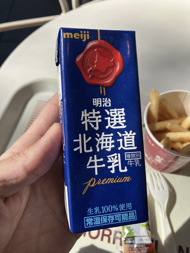 こちらが190円の「ミルク（紙パック）」！　銘柄は明治の「特選北海道牛乳」でした。