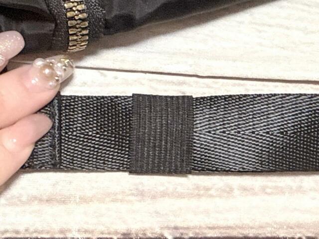 ショルダーストラップについているゴムベルト。ベルトがベロベロ浮かない仕様がGood！