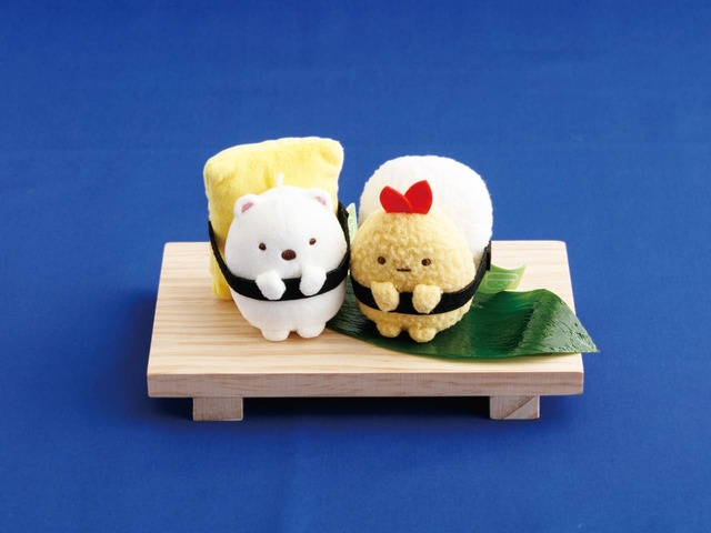 【すみっコぐらし&リラックマ「いつでもおすし雑貨」】「おすしぶらさげぬいぐるみ」各1,760円/まるで本物のお寿司のよう!?※使用イメージです。小物は付属しません