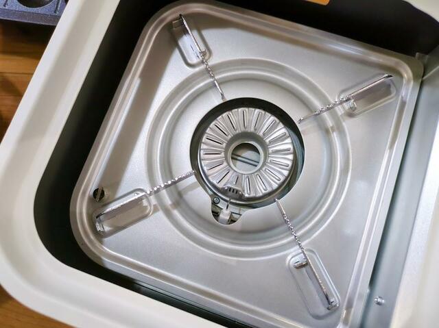 【アイリスオーヤマ 減煙焼肉マルチカセットコンロ】五徳がついているので、付属のスクエアパン以外の鍋も使用可能！